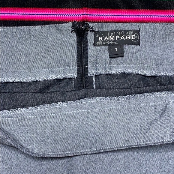 Form fitting pencil skirt - Picture 2 of 2